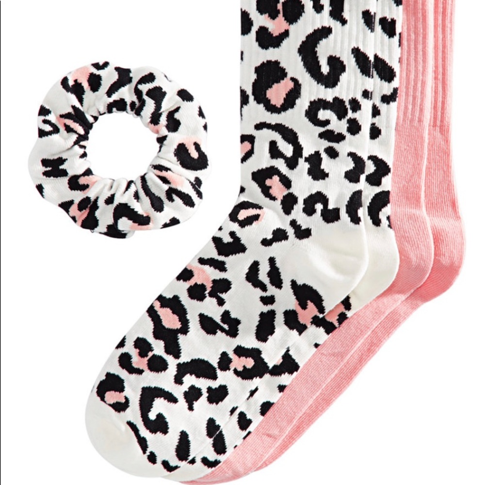 Jenni Two pair crew socks and one matching scrunchie set NWT